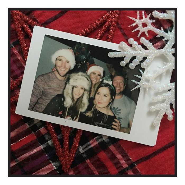 Nina Dobrev monta árvore de Natal com Austin Stowell, família e amigos