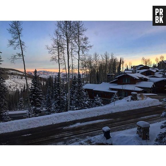 Nina Dobrev está numa pousada luxuosa curtindo o Natal com as pessoas que mais ama