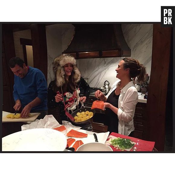 Nina Dobrev cozinha com amigos e aproveita clima natalino