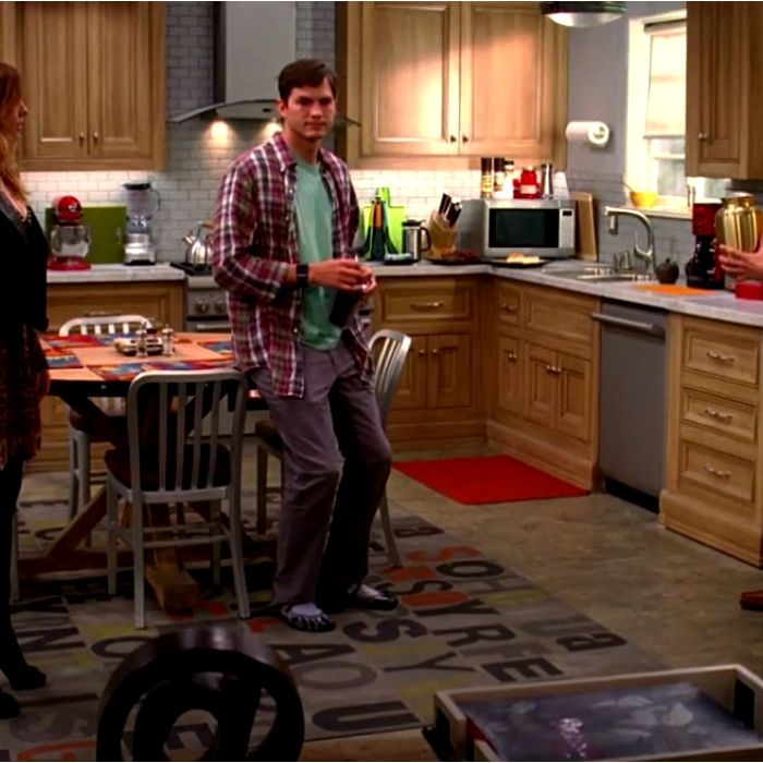 Alan (Jon Cryer) mostra a Jenny a urna em que seu pai Charlie (Charlie Sheen) está em &quot;Two and a Half Men&quot;