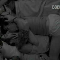 No "BBB16", Renan e Munik se beijam em festa e shippers comemoram na web: "Felicidade resume"