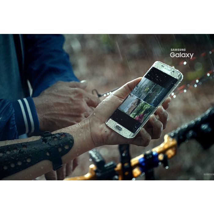 Samsung Galaxy S7 aparece tomando banho de chuva em vídeo publicado no Youtube