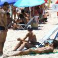 Felipe Titto e a mulher foram flagrados recentemente em uma praia na Barra da Tijuca, Zona Oeste do Rio, ao lado de Caio Castro