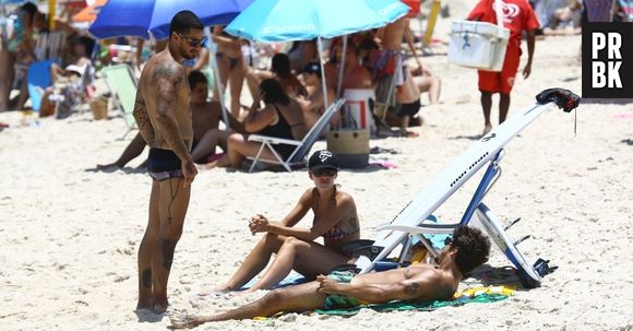 Felipe Titto e a mulher foram flagrados recentemente em uma praia na Barra da Tijuca, Zona Oeste do Rio, ao lado de Caio Castro