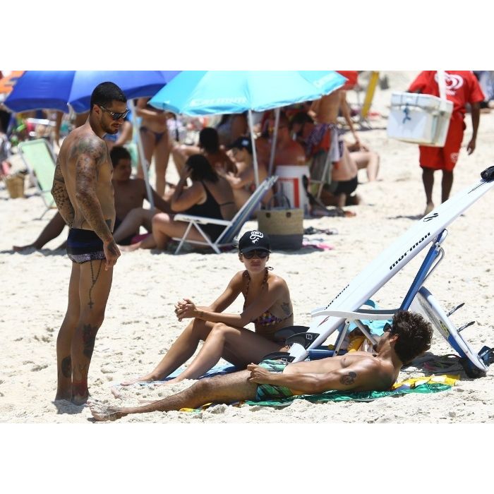 Felipe Titto e a mulher foram flagrados recentemente em uma praia na Barra da Tijuca, Zona Oeste do Rio, ao lado de Caio Castro