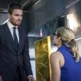 Em "Arrow", Oliver (Stephen Amell) se sente mal por esconder segredo de Felicity (Emily Bett Rickards)