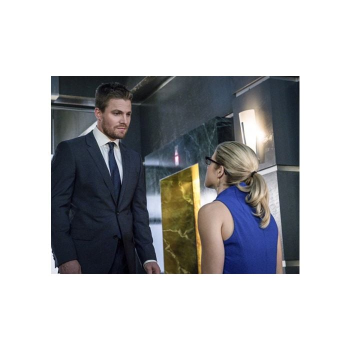 Em &quot;Arrow&quot;, Oliver (Stephen Amell) se sente mal por esconder segredo de Felicity (Emily Bett Rickards)
