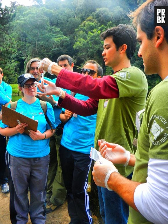 Davi Gasparini (de verde e vermelho) auxilia voluntários na coleta de amostras para o projeto "Adote um Rio"