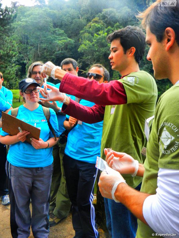 Davi Gasparini (de verde e vermelho) auxilia voluntários na coleta de amostras para o projeto "Adote um Rio"