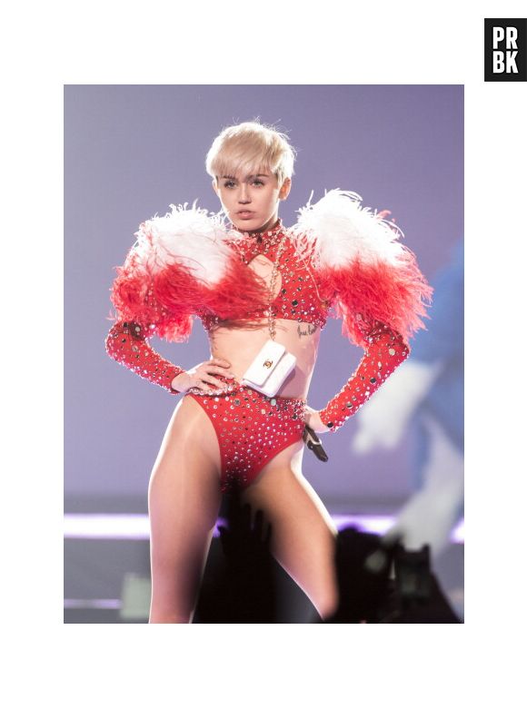 Miley Cyrus foi dedurada pelo ator Tyler Posey, de "Teen Wolf". O rapaz declarou que eles tiveram um namorinho aos 11 anos e que aí tiveram o primeiro beijo