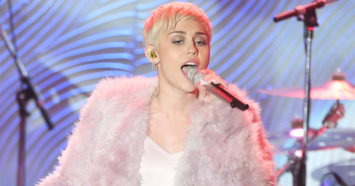Miley Cyrus Gives Blowjob On Stage Eatlocalnz