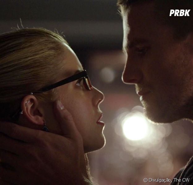 Em "Arrow", Oliver (Stephen Amell) e Felicity (Emily Bett Rickards) terminam noivado após revelação de segredo!
