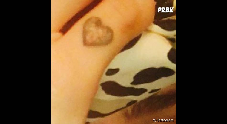 Tatuagem De Coracao No Dedo De Quem Sera Purebreak