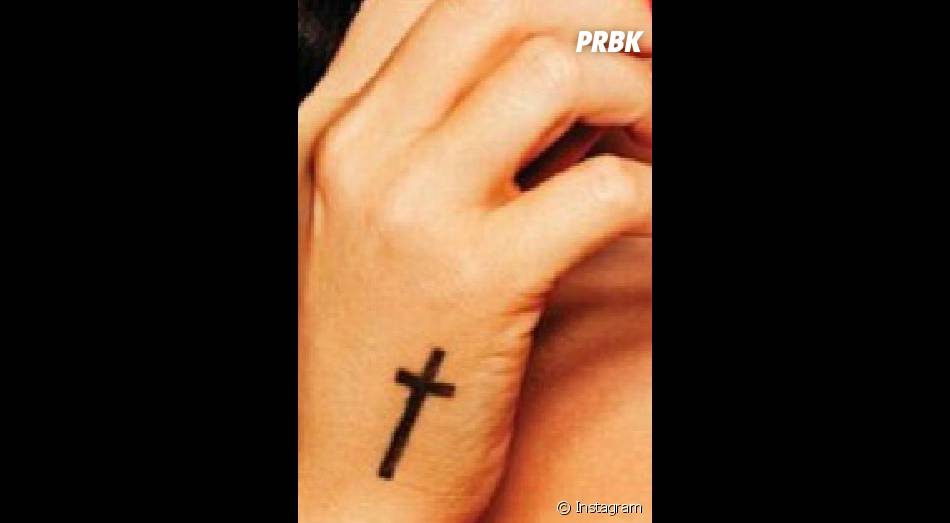 Muitas famosas tem tatuagem de cruz. Sabe de quem é essa