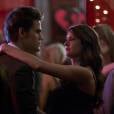 Em "The Vampire Diaries", Katherine (Nina Dobrev) foi a um baile dos desiludidos com Stefan (Paul Wesley)