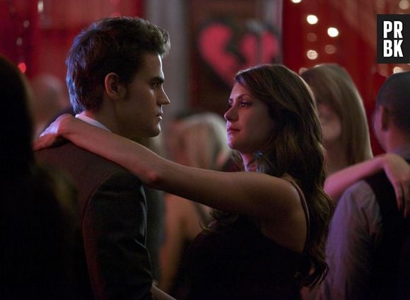 Em "The Vampire Diaries", Katherine (Nina Dobrev) foi a um baile dos desiludidos com Stefan (Paul Wesley)