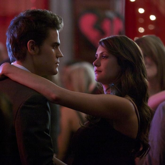 Em &quot;The Vampire Diaries&quot;, Katherine (Nina Dobrev) foi a um baile dos desiludidos com Stefan (Paul Wesley)