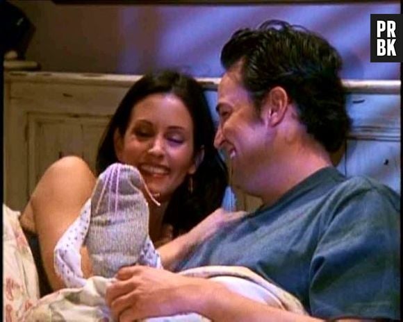 Em "Friends", no episódio do Valentine's Day da sexta temporada, Chandler (Matthew Perry) e Monica (Courteney Cox) trocaram presentes inusitados!