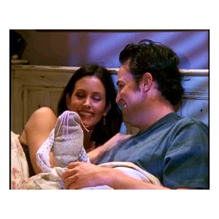 Em &quot;Friends&quot;, no episódio do Valentine&#039;s Day da sexta temporada, Chandler (Matthew Perry) e Monica (Courteney Cox) trocaram presentes inusitados!