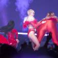 Miley Cyrus dançou intensamente com suas dançarinas na "Bangerz Tour"