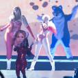 Dançarina anã de Miley Cyrus usou máscara de Britney Spears na "Bangerz Tour"