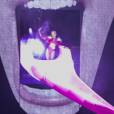A cantora Miley Cyrus entrou no palco da "Bangerz Tour" em um escorrega de língua