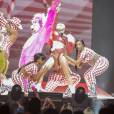 Miley Cyrus sensualiza com as dançarinas de "Bangerz Tour"