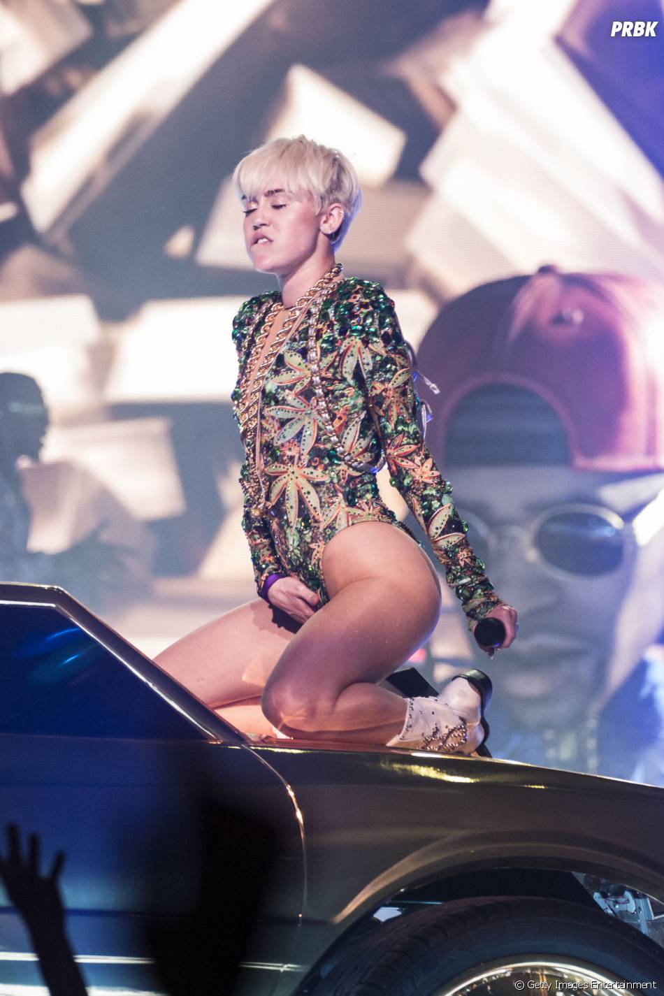 Miley Cyrus finge se masturbar no palco da Bangerz Tour ...