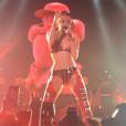 Usando look de Christina Aguilera, Miley Cyrus canta na "Bangerz Tour"