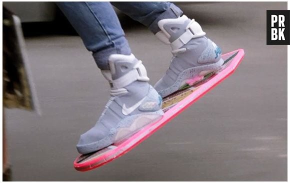 Marty Mcfly, em "de volta para o futuro 2", já com o seu Air Mag.