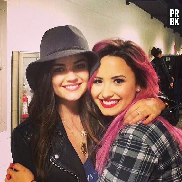 Lucy Hale e uma das suas inspirações musicais, Demi Lovato. Tem como não amar?