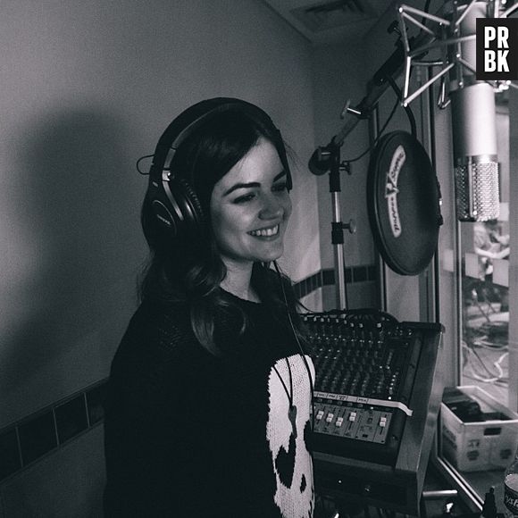 Em estúdio, Lucy Hale gravando seu mais novo projeto "Road Between"