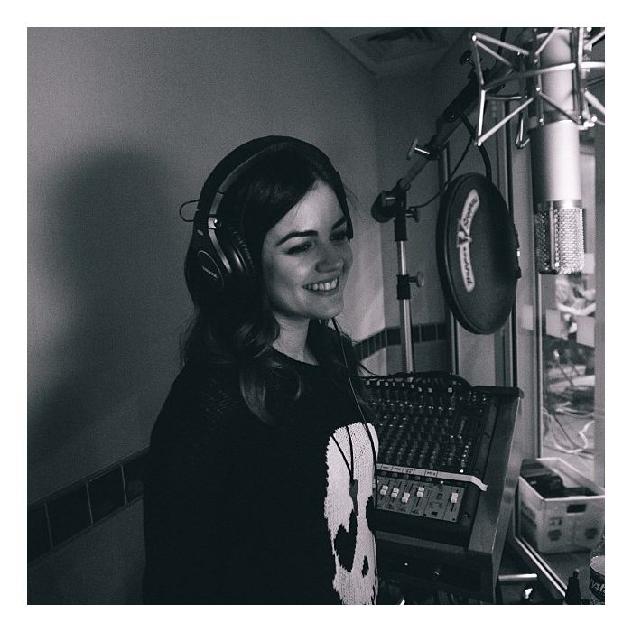 Em estúdio, Lucy Hale gravando seu mais novo projeto &quot;Road Between&quot;