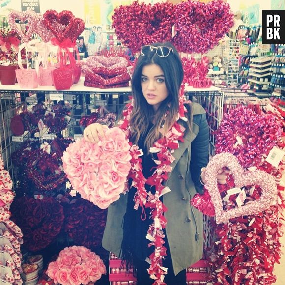 E parece que o Valentine Days não foi muito bom para Lucy Hale, atriz faz cara de triste em sua conta no Instagram