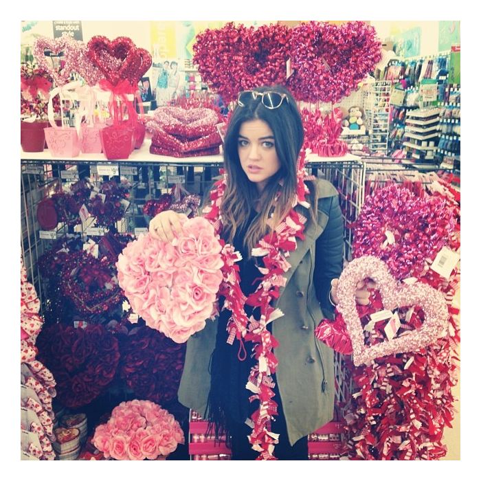 E parece que o Valentine Days não foi muito bom para Lucy Hale, atriz faz cara de triste em sua conta no Instagram