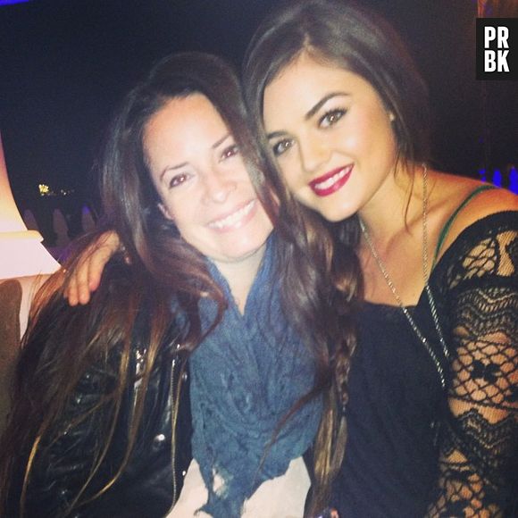 Lucy Hale ama seus colegas de trabalho, foto tirada com Holly Marie Combs, atriz de "Pretty Little Liars".