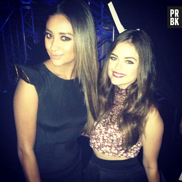 Sua amiga e colega de "Pretty Little Liars", Lucy Hale e Shay Mitchell no Instagram