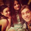 Colegas de elenco em "Pretty Little Liars": Lucy Hale, Janel Parrish e Cody Christian