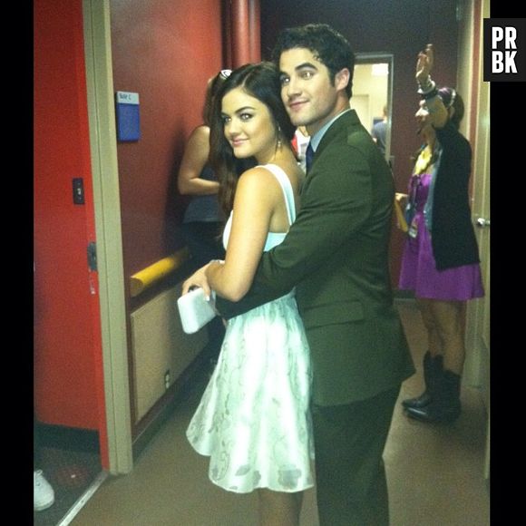 Lucy Hale e o amigo Darren Criss, da série Glee, nos bastidores do "Teen Choice Awards 2013"