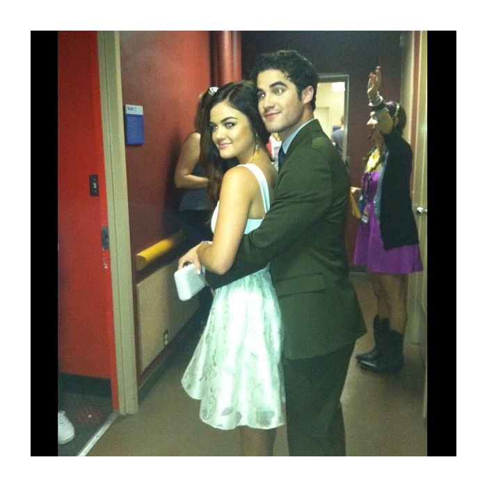 Lucy Hale e o amigo Darren Criss, da série Glee, nos bastidores do &quot;Teen Choice Awards 2013&quot;