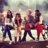 A atriz Lucy Hale adora divulgar fotos inusitadas dos bastidores de "Pretty Little Liars" no Instagram