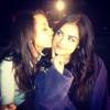 A dupla TRUCY, formada pelas amigas Lucy Hale e Troian Belissario, fazem poses no Instagram