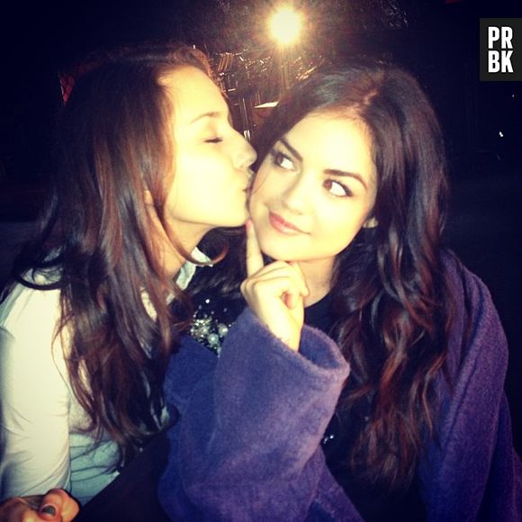 A dupla TRUCY, formada pelas amigas Lucy Hale e Troian Belissario, fazem poses no Instagram