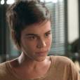Em "Totalmente Demais", Leila (Carla Salle) perde o emprego após ser acusada de vazar fotos íntimas de Eliza (Marina Ruy Barbosa)
