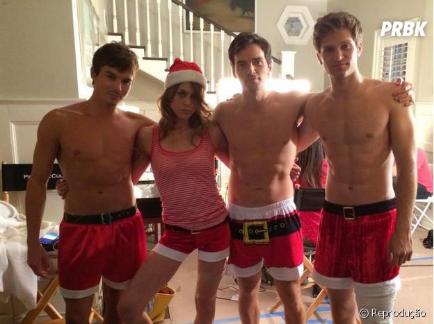 Ian Harding, Keegan Allen e Tyler Blackburn, de "Pretty Little Liars", tiram a camisa em clima de Natal