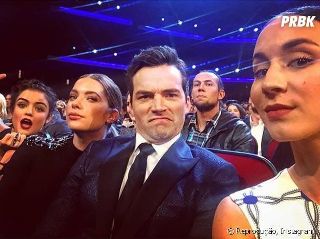 Olha a galera de "Pretty Little Liars" se divertindo no People's Choice Awards 2016! A cara do Ian Harding é impagável, né?