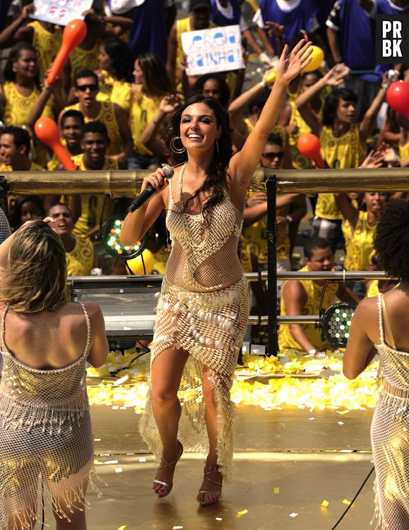 Já em "Sereia", Ísis Valverde arrasou cantando no trio elétrico de Carnaval