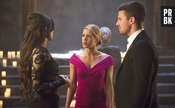 Em "Arrow", Oliver (Stephen Amell) e Felicity (Emily Bett Rickards) se encontram com Fortuna (Gabriella Wright)