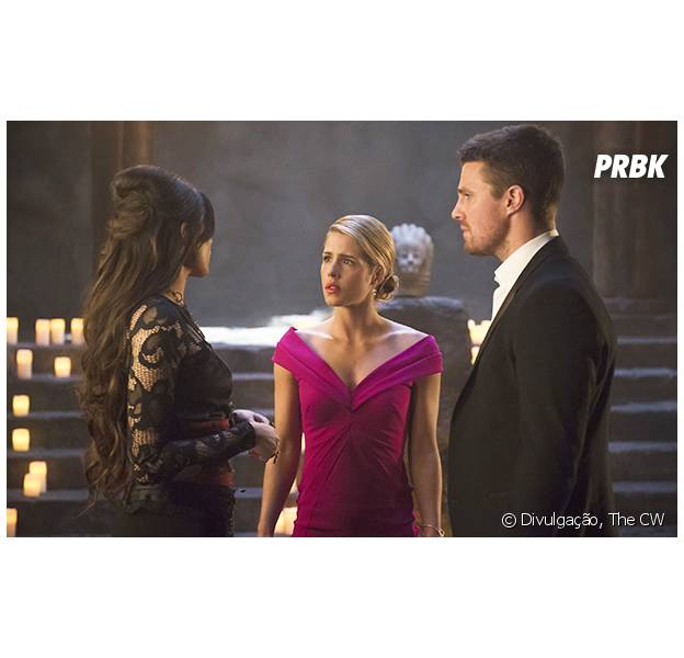 Em "Arrow", Oliver (Stephen Amell) e Felicity (Emily Bett Rickards) se encontram com Fortuna (Gabriella Wright)