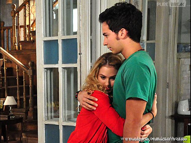 Meg (Chrysti Ane Lopes) surge para atrapalhar o romance de Anita (Bianca Salgueiro) e Ben (Gabriel Falcão) em "Malhação"!